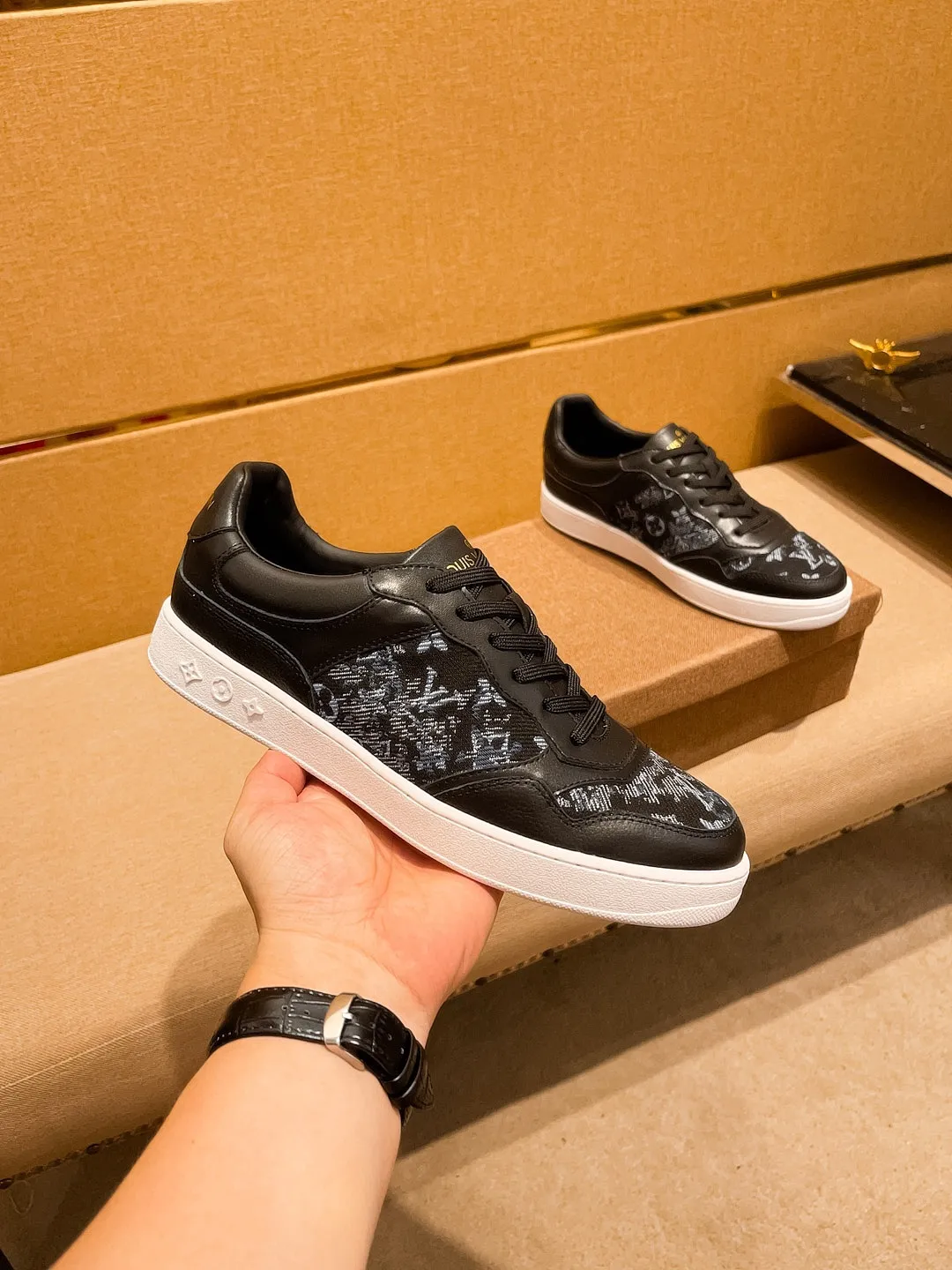 Men's shoes💰 400💰[LV]🔥Louis Vuitton, high-end men's shoes brand, official website 1:1 latest masterpiece: the upper is made of Italian imported first-layer cowhide with a comfortable and breathable lining➕original non-slip and wear-resistant outsole🔥, making walking more convenient and comfortable! An exclusive new model, a stunning work, a beautiful 1:1 replica [color] compared to the official quality! Create a fashionable personality to set off your uniqueness! A must-have for trendy men! Classic🔥Size: 38-44 Color: 🔥 2⃣️colors available🔥